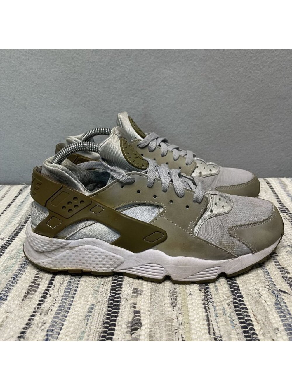 Nike Air Huarache Mens Sneakers Olive & Gray Size 10 Stylish Lightweight Design